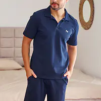 Męska piżama PMB.7216 od Dr Nap to stylowe połączenie elegancji i wygody. Wykonana z elastycznej, przyjemnej w dotyku bawełny (95% bawełna, 5% elastan), gwarantuje komfort noszenia przez całą noc. Granatowa bluzka typu polo z klasycznym kołnierzykiem i subtelnym haftem DN na piersi nadaje piżamie ponadczasowego charakteru.
Krótkie szorty z praktycznymi kieszeniami to idealne rozwiązanie na ciepłe noce, a kontrastowa tasiemka w pasie umożliwia regulację i dopasowanie do sylwetki. Ta elegancka piżama to doskonały wybór dla mężczyzn ceniących komfort i dobry styl – zarówno na wieczorny relaks, jak i spokojny sen.
Skład: 95% Bawełna, 5% Elastna