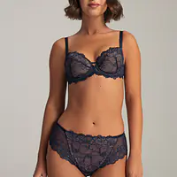 Biustonosz AV 2137 Navy Blue marki AVA to zmysłowa propozycja dla kobiet, które cenią sobie elegancję i wygodę w jednym. Model typu push-up pięknie eksponuje dekolt, dodając mu objętości dzięki wyjmowanym wkładkom, wnętrze miseczek z bawełny. Miseczki z delikatnej koronki w odcieniu granatu, podkreśla kobiece kształty, zapewniając jednocześnie wyjątkowy komfort noszenia. Ramiączka nie odpinają się, regulacja pozwalają na idealne dopasowanie. Bawet i obwód z koronki, biustonosz wykonany z mieszanki wysokiej jakości materiałów, które gwarantują trwałość i elastyczność, biustonosz ten jest idealnym wyborem na co dzień i na specjalne okazje.
Skład surowcowy:  77% Poliamid, 10% Elastan, 7%Bawełna, 6%Poliuretan