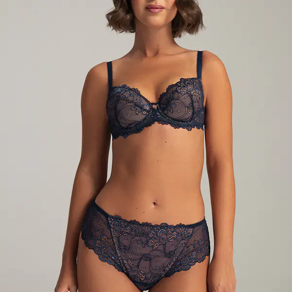 Biustonosz AV 2137 Navy Blue marki AVA to zmysłowa propozycja dla kobiet, które cenią sobie elegancję i wygodę w jednym. Model typu push-up pięknie eksponuje dekolt, dodając mu objętości dzięki wyjmowanym wkładkom, wnętrze miseczek z bawełny. Miseczki z delikatnej koronki w odcieniu granatu, podkreśla kobiece kształty, zapewniając jednocześnie wyjątkowy komfort noszenia. Ramiączka nie odpinają się, regulacja pozwalają na idealne dopasowanie. Bawet i obwód z koronki, biustonosz wykonany z mieszanki wysokiej jakości materiałów, które gwarantują trwałość i elastyczność, biustonosz ten jest idealnym wyborem na co dzień i na specjalne okazje.
Skład surowcowy: 77% Poliamid, 10% Elastan, 7%Bawełna, 6%Poliuretan