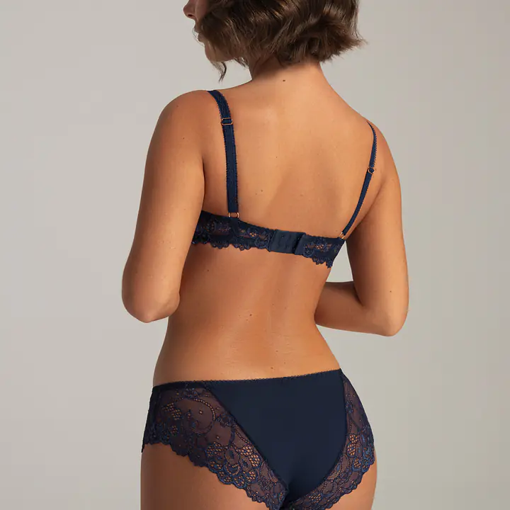 Biustonosz AV 2137 Navy Blue marki AVA to zmysłowa propozycja dla kobiet, które cenią sobie elegancję i wygodę w jednym. Model typu push-up pięknie eksponuje dekolt, dodając mu objętości dzięki wyjmowanym wkładkom, wnętrze miseczek z bawełny. Miseczki z delikatnej koronki w odcieniu granatu, podkreśla kobiece kształty, zapewniając jednocześnie wyjątkowy komfort noszenia. Ramiączka nie odpinają się, regulacja pozwalają na idealne dopasowanie. Bawet i obwód z koronki, biustonosz wykonany z mieszanki wysokiej jakości materiałów, które gwarantują trwałość i elastyczność, biustonosz ten jest idealnym wyborem na co dzień i na specjalne okazje.
Skład surowcowy:  77% Poliamid, 10% Elastan, 7%Bawełna, 6%Poliuretan