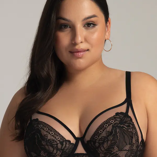Biustonosz miękki, konstrukcja K-2103
Model AV 2146 HARMONY SOFT BRALETTE to idealne połączenie komfortu i zmysłowego designu. Czarna koronka na cielistym tiulu tworzy elegancki kontrast, który podkreśla piękno biustu. Miękkie miseczki typu bralette delikatnie otulają piersi, zapewniając wygodę i swobodę ruchów. Prześwity w górnych partiach miseczek dodają nuty tajemniczości, a seksownie podkreślony mostek wzmacnia uwodzicielski charakter modelu. Harmony zachwyca nie tylko krojem, ale także finezją ażuru, tworząc efektowną i jednocześnie wygodną bieliznę na każdą okazję.
Skład surowcowy: 88% Poliamid, 8% Bawełna, 4% Elastan.