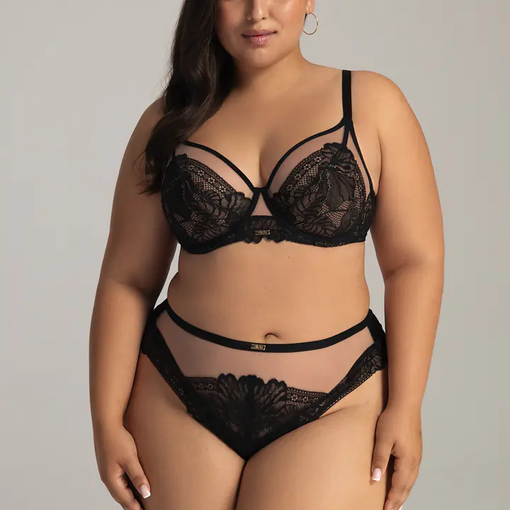 Biustonosz miękki, konstrukcja K-2103
Model AV 2146 HARMONY SOFT BRALETTE to idealne połączenie komfortu i zmysłowego designu. Czarna koronka na cielistym tiulu tworzy elegancki kontrast, który podkreśla piękno biustu. Miękkie miseczki typu bralette delikatnie otulają piersi, zapewniając wygodę i swobodę ruchów. Prześwity w górnych partiach miseczek dodają nuty tajemniczości, a seksownie podkreślony mostek wzmacnia uwodzicielski charakter modelu. Harmony zachwyca nie tylko krojem, ale także finezją ażuru, tworząc efektowną i jednocześnie wygodną bieliznę na każdą okazję.
Skład surowcowy: 88% Poliamid, 8% Bawełna, 4% Elastan.