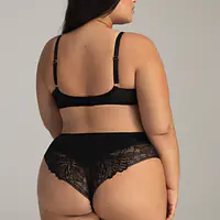 Biustonosz miękki, konstrukcja K-2103
Model AV 2146 HARMONY SOFT BRALETTE to idealne połączenie komfortu i zmysłowego designu. Czarna koronka na cielistym tiulu tworzy elegancki kontrast, który podkreśla piękno biustu. Miękkie miseczki typu bralette delikatnie otulają piersi, zapewniając wygodę i swobodę ruchów. Prześwity w górnych partiach miseczek dodają nuty tajemniczości, a seksownie podkreślony mostek wzmacnia uwodzicielski charakter modelu. Harmony zachwyca nie tylko krojem, ale także finezją ażuru, tworząc efektowną i jednocześnie wygodną bieliznę na każdą okazję.
Skład surowcowy: 88% Poliamid, 8% Bawełna, 4% Elastan.