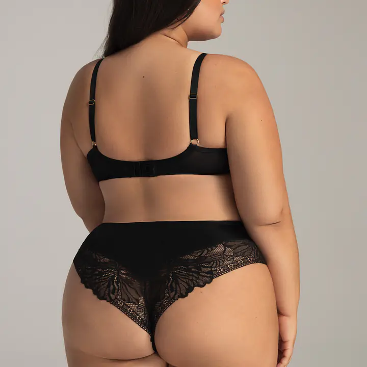 Biustonosz miękki, konstrukcja K-2103
Model AV 2146 HARMONY SOFT BRALETTE to idealne połączenie komfortu i zmysłowego designu. Czarna koronka na cielistym tiulu tworzy elegancki kontrast, który podkreśla piękno biustu. Miękkie miseczki typu bralette delikatnie otulają piersi, zapewniając wygodę i swobodę ruchów. Prześwity w górnych partiach miseczek dodają nuty tajemniczości, a seksownie podkreślony mostek wzmacnia uwodzicielski charakter modelu. Harmony zachwyca nie tylko krojem, ale także finezją ażuru, tworząc efektowną i jednocześnie wygodną bieliznę na każdą okazję.
Skład surowcowy: 88% Poliamid, 8% Bawełna, 4% Elastan.