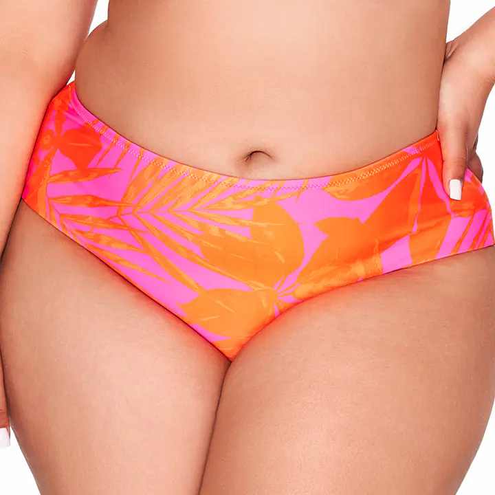 Zanurz się w tropikalnym klimacie z figami kąpielowymi SF 215/5 Tangerine od Ava Swimwear! Model typu brazyliany doskonale podkreśla kobiece kształty, zapewniając jednocześnie wygodę i swobodę ruchów. Intensywny, soczysty pomarańcz połączony z egzotycznym wzorem w odcieniach różu przyciąga spojrzenia i dodaje energii każdej stylizacji plażowej.
Figi wykonane są z wysokiej jakości poliamidu (80%) i elastanu (20%), co gwarantuje doskonałe dopasowanie do ciała oraz odporność na działanie chloru i promieni UV. Idealne na letnie przygody – zarówno na plaży, jak i przy basenie!
 
Skład: 80% Poliamid, 20% Elastan.

 