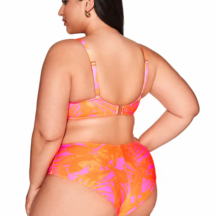 Zanurz się w tropikalnym klimacie z figami kąpielowymi SF 215/5 Tangerine od Ava Swimwear! Model typu brazyliany doskonale podkreśla kobiece kształty, zapewniając jednocześnie wygodę i swobodę ruchów. Intensywny, soczysty pomarańcz połączony z egzotycznym wzorem w odcieniach różu przyciąga spojrzenia i dodaje energii każdej stylizacji plażowej.
Figi wykonane są z wysokiej jakości poliamidu (80%) i elastanu (20%), co gwarantuje doskonałe dopasowanie do ciała oraz odporność na działanie chloru i promieni UV. Idealne na letnie przygody – zarówno na plaży, jak i przy basenie!
 
Skład: 80% Poliamid, 20% Elastan.

 