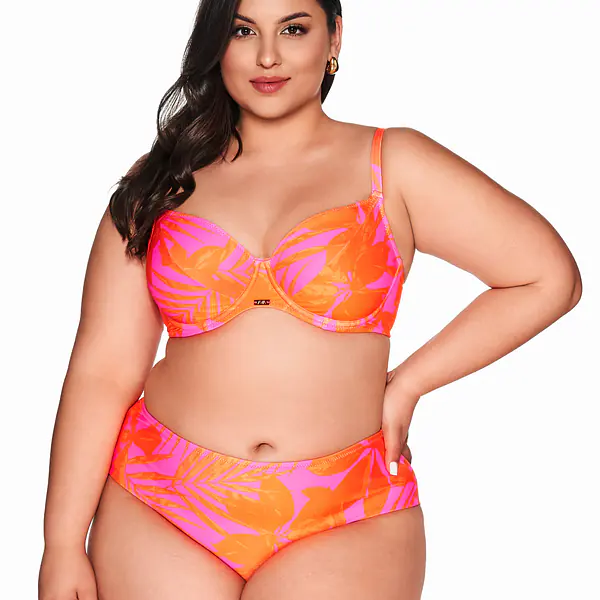 Zanurz się w tropikalnym klimacie z figami kąpielowymi SF 215/5 Tangerine od Ava Swimwear! Model typu brazyliany doskonale podkreśla kobiece kształty, zapewniając jednocześnie wygodę i swobodę ruchów. Intensywny, soczysty pomarańcz połączony z egzotycznym wzorem w odcieniach różu przyciąga spojrzenia i dodaje energii każdej stylizacji plażowej.
Figi wykonane są z wysokiej jakości poliamidu (80%) i elastanu (20%), co gwarantuje doskonałe dopasowanie do ciała oraz odporność na działanie chloru i promieni UV. Idealne na letnie przygody – zarówno na plaży, jak i przy basenie!
 
Skład: 80% Poliamid, 20% Elastan.

 