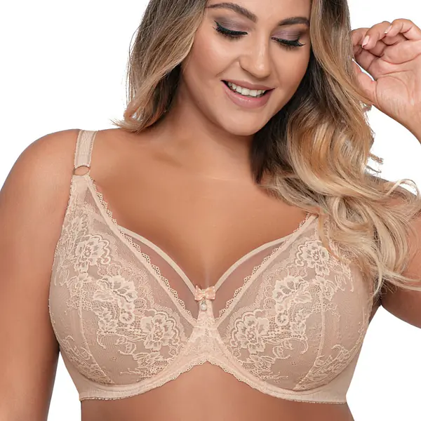 Biustonosz Ava AV 1824 Beige to koronkowy model typu soft z fiszbinami, który zapewnia wyjątkowy komfort i efektowne podtrzymanie biustu. Miseczki wykonano z podwójnej warstwy: wewnętrzna to delikatny tiul, a zewnętrzna to piękna, wyrafinowana koronka. Regulowane, nieodpinane ramiączka pozwalają na idealne dopasowanie, a subtelne paseczki dodają całości uwodzicielskiego charakteru. Konstrukcja biustonosza została zaprojektowana tak, aby doskonale wspierać każdy rodzaj biustu. Skład materiału: 88% poliamid, 8% bawełna, 4% elastan, co zapewnia trwałość i wygodę noszenia.
Skład: 88% Poliamid, 8% Bawełna, 4% Elastan
