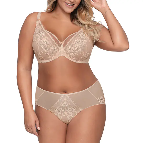 Biustonosz Ava AV 1824 Beige to koronkowy model typu soft z fiszbinami, który zapewnia wyjątkowy komfort i efektowne podtrzymanie biustu. Miseczki wykonano z podwójnej warstwy: wewnętrzna to delikatny tiul, a zewnętrzna to piękna, wyrafinowana koronka. Regulowane, nieodpinane ramiączka pozwalają na idealne dopasowanie, a subtelne paseczki dodają całości uwodzicielskiego charakteru. Konstrukcja biustonosza została zaprojektowana tak, aby doskonale wspierać każdy rodzaj biustu. Skład materiału: 88% poliamid, 8% bawełna, 4% elastan, co zapewnia trwałość i wygodę noszenia.
Skład: 88% Poliamid, 8% Bawełna, 4% Elastan