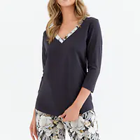 Piżama damska 416 Cana grafit– kwiaty iron
materiał bluzka - singiel jersey, bawełna 95%, elastan 5% ; materiał spodni - singiel jersey, bawełna 100%


klasyczna bluzka w kolorze grafitu z komfortowej dzianiny z elastanem


dekolt trójkątny ozdobiony listwami we wzór


rękaw 3/4




długie, proste spodnie w piękny kwiatowy wzór w odcieniach grafitu i beżu


 