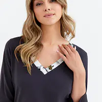 Piżama damska 416 Cana grafit– kwiaty iron
materiał bluzka - singiel jersey, bawełna 95%, elastan 5% ; materiał spodni - singiel jersey, bawełna 100%


klasyczna bluzka w kolorze grafitu z komfortowej dzianiny z elastanem


dekolt trójkątny ozdobiony listwami we wzór


rękaw 3/4




długie, proste spodnie w piękny kwiatowy wzór w odcieniach grafitu i beżu


 