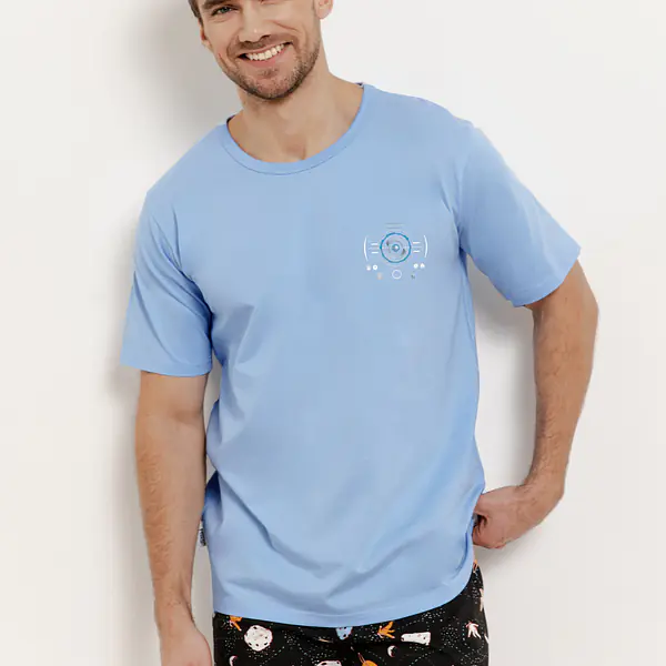 Męska piżama Taro Spencer 3393 S-2XL to idealny wybór dla mężczyzn ceniących wygodę i styl. Wykonana w 100% z wysokiej jakości bawełny, jest niezwykle miękka, przewiewna i przyjemna dla skóry, co zapewnia maksymalny komfort snu. Koszulka z krótkim rękawem ozdobiona jest stylowym nadrukiem na przodzie, dodającym nowoczesnego charakteru. Do zestawu dołączone są wzorzyste krótkie spodenki, które zapewniają wygodę i swobodę ruchów. To świetna propozycja zarówno na ciepłe noce, jak i do codziennego relaksu w domu.