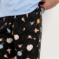Męska piżama Taro Spencer 3393 S-2XL to idealny wybór dla mężczyzn ceniących wygodę i styl. Wykonana w 100% z wysokiej jakości bawełny, jest niezwykle miękka, przewiewna i przyjemna dla skóry, co zapewnia maksymalny komfort snu. Koszulka z krótkim rękawem ozdobiona jest stylowym nadrukiem na przodzie, dodającym nowoczesnego charakteru. Do zestawu dołączone są wzorzyste krótkie spodenki, które zapewniają wygodę i swobodę ruchów. To świetna propozycja zarówno na ciepłe noce, jak i do codziennego relaksu w domu.