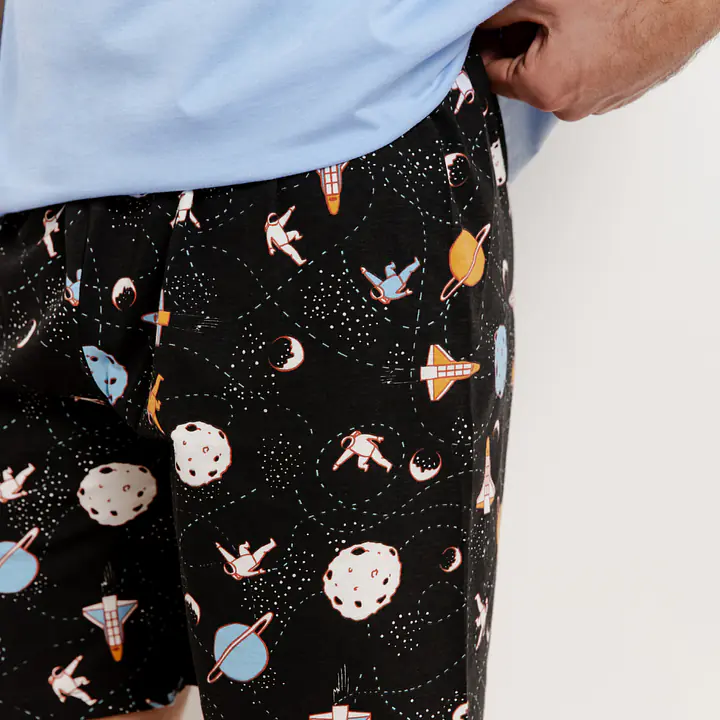 Męska piżama Taro Spencer 3393 S-2XL to idealny wybór dla mężczyzn ceniących wygodę i styl. Wykonana w 100% z wysokiej jakości bawełny, jest niezwykle miękka, przewiewna i przyjemna dla skóry, co zapewnia maksymalny komfort snu. Koszulka z krótkim rękawem ozdobiona jest stylowym nadrukiem na przodzie, dodającym nowoczesnego charakteru. Do zestawu dołączone są wzorzyste krótkie spodenki, które zapewniają wygodę i swobodę ruchów. To świetna propozycja zarówno na ciepłe noce, jak i do codziennego relaksu w domu.