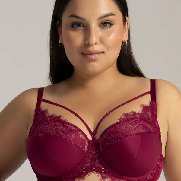 Biustonosz półusztywniony, konstrukcja K-1030
Model AV 2149 MYSTIC SEMI SOFT to kwintesencja zmysłowości w głębokim odcieniu czerwonego wina, który rozgrzewa zmysły i ciało. Półusztywniane miseczki, wspierane stabilnym obwodem, zapewniają doskonałe podtrzymanie i kształtowanie biustu, pięknie go eksponując w dekolcie. Górne partie misek oraz bawet zostały ozdobione subtelną koronką, dodającą elegancji i seksapilu. Odpinane paseczki dodatkowo podkreślają krągłość piersi, tworząc niezwykle uwodzicielski efekt. AV 2149 MYSTIC to bielizna, która obudzi Twoje zmysły i doda pewności siebie.
Skład surowcowy: 88% Poliamid, 8% Bawełna, 4% Elastan
